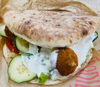 FALAFEL - pane pita, polpette di ceci, insalata, pomodoro, cetrioli, salsa yogurt