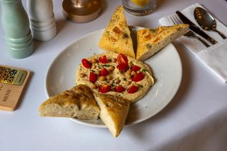 Hummus proaspat cu focaccia