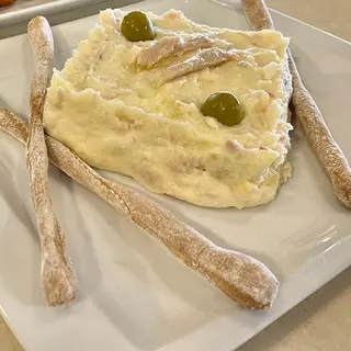 Ensaladilla rusa muelle con huevo campero y ventresca