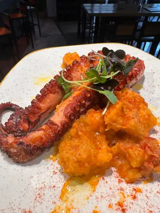 Pulpo Gallego A La Parrilla Sobre Patata Revolcona