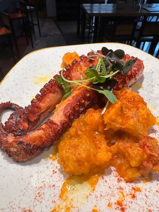 Pulpo Gallego A La Parrilla Sobre Patata Revolcona