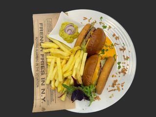 Cheese Smash Burger cu sosul casei, cartofi prăjiți și guacamole