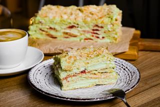 Напаолеон з фісташковим кремом та малиновим кюлі