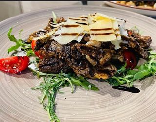 Tagliata Pomodorini, rucola scaglie e glassa