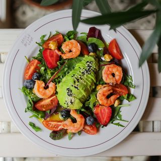 Салат з креветками та авокадо