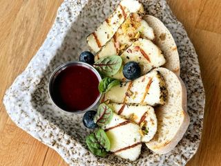 Халумі з хоспера з фісташкою та малиною (150/40/60g)