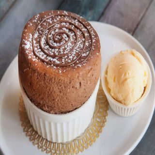Cuore di cioccolato con gelato alla vaniglia