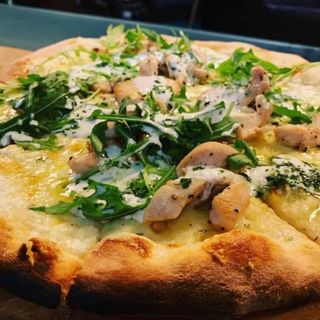 Bijela pizza s piletinom