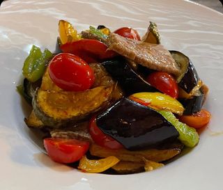 Тёплый салат с овощами микс