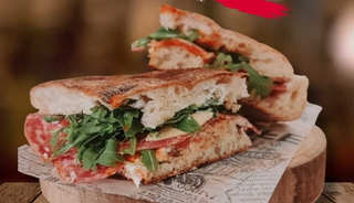 Panino cu salame milano si mozzarella la cuptor