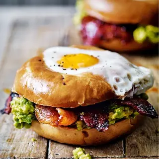 BURGERUL CASEI BY CESAR'S & FRENCH FRIES 