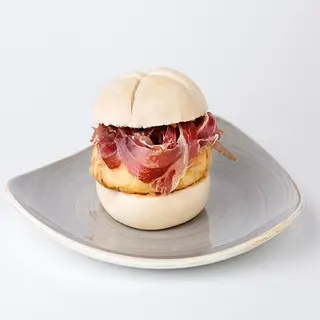 Bocadillo De Tortilla Con Paletilla Iberica