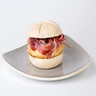 Bocadillo De Tortilla Con Paletilla Iberica