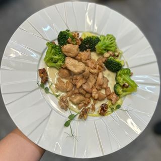 Piept de curcan pe pat din sos de gorgonzola & nuci caramelizate