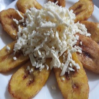Ración de tajadas fritas con queso