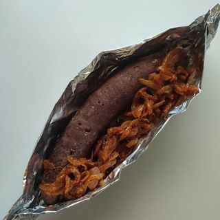 Kaszanka z grilla z cebulką