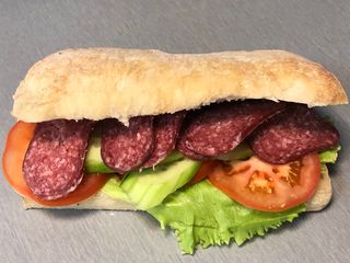 Сандвич с прясно изпечена чабата с луканка и кашкавал