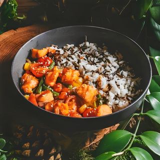 Форель под соусом терияки с овощами и двумя видами риса