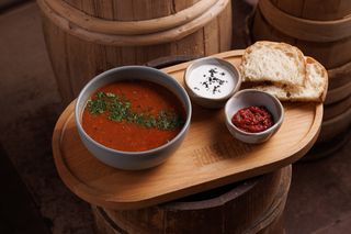 Бограч, томлений на трьох видах м'яса із піштою (350/20/20/40)