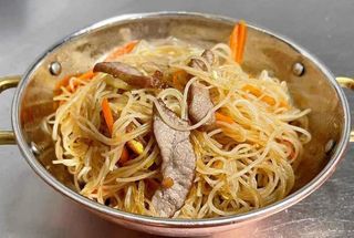 125. Spaghetti di riso con manzo