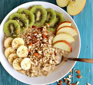 Voćni mix s ovsenim pahuljicama i bademima