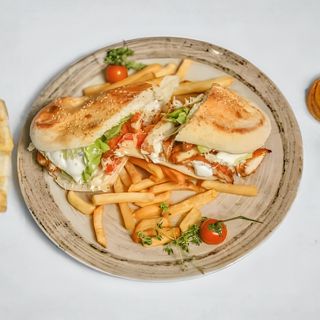 Sendvič sa piletinom i sok