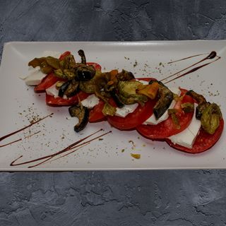 Розов домат с фермерско сирене и мариновани зеленчуци   350г