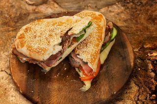 Sendvič sa pečenicom veliki