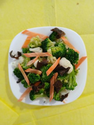 Salata sa karfiolom, brokolijem i kineskim peč. u sosu od belog luka