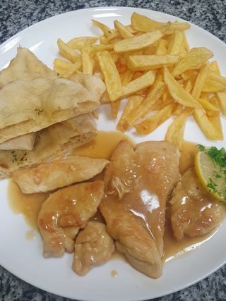 Escalop de pui cu sos de vin