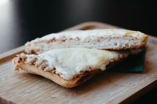 Tostada de queso y atún