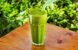 Коктейль с бананом, шпинатом и яблоком (450 мл)