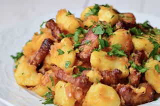 Cartofi cu bacon si ceapa rosie la tigaie 