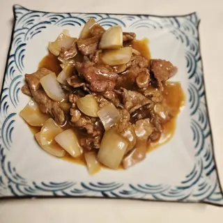 102 Vitello con cipolle