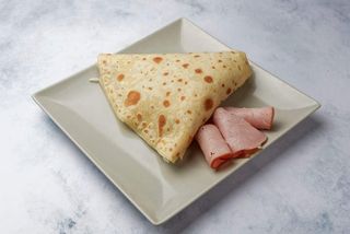 Palačinka sa kajmakom, pečenicom, šunkom, pavlakom i kačkavaljem