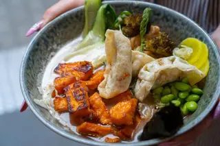Vegan Ramen na paście miso z pierożkami warzywnymi
