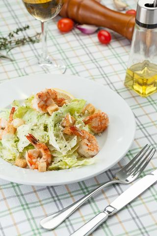 Салат "Цезарь" с тигровыми креветками
