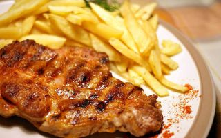 Ceafă la grătar cu cartofi prajiti si salata proaspata