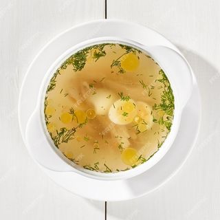 Бульйон курячий з грінками  , перепелиними  яйцями  та зеленню