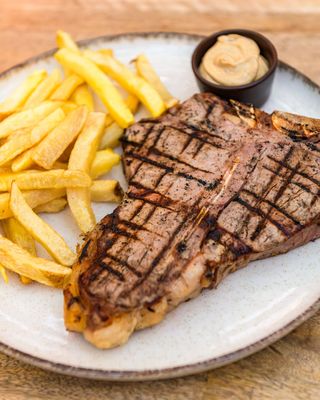 T-Bone Steak & Cartofi Prajiti