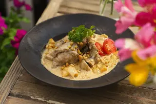 Кролик томленный с картофелем, грибами в сливочном соусе (350г)