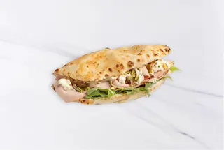 Панини с говяжьей мортаделлой, рукколой, страчателлой и фисташкой	