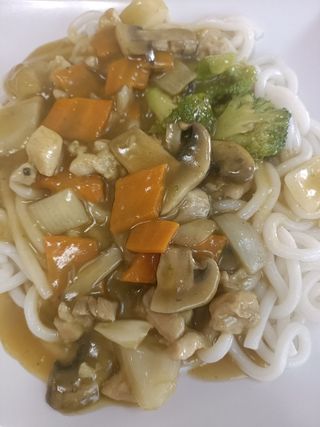 Tallarines Udon Pollo Con Verduras Salsa Curry