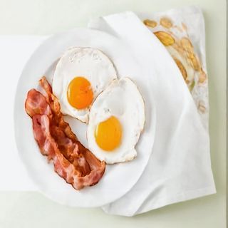 Бекон с яйца