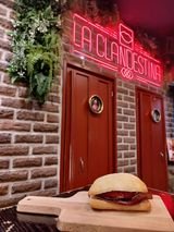 Bocadillo De Cecina Con Queso De Cabra