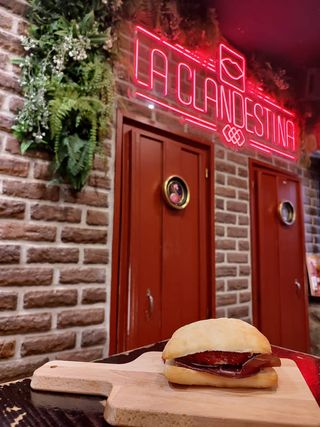 Bocadillo De Cecina Con Queso De Cabra