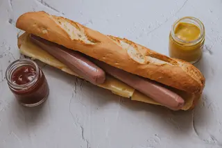 Bocadillo De Salchichas Con Queso