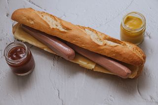 Bocadillo De Salchichas Con Queso