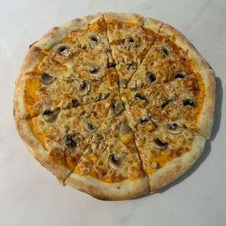 Пицца с курицей и грибами