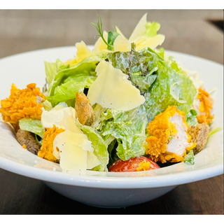 Салата Цезар с хрупкаво пиле и бекон